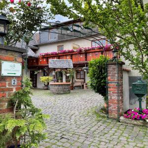 リンドにあるLandhaus Tannenhofの花の横の建物