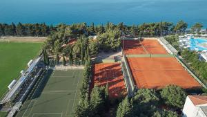 Tennis ja/või seinatennis majutusasutuses Bluesun hotel Neptun - All inclusive või selle läheduses
