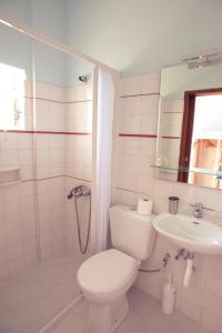 ein Bad mit einem WC und einem Waschbecken in der Unterkunft Casa Doria in Léntas