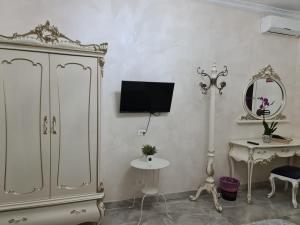 Sala de estar con armario, mesa y espejo en innstation guesthouse en Roma