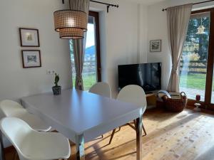 Telewizja i/lub zestaw kina domowego w obiekcie DOLCEVITA - Family Aparment 300 m from ski slope