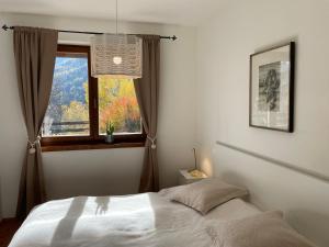 sypialnia z łóżkiem i oknem w obiekcie DOLCEVITA - Family Aparment 300 m from ski slope w mieście Bad Kleinkirchheim