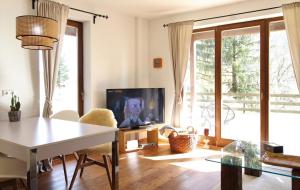 Telewizja i/lub zestaw kina domowego w obiekcie DOLCEVITA - Family Aparment 300 m from ski slope