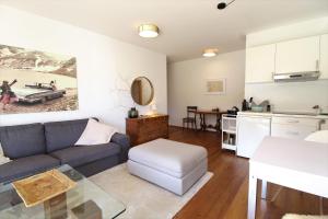 salon z kanapą i stołem w obiekcie DOLCEVITA - Family Aparment 300 m from ski slope w mieście Bad Kleinkirchheim