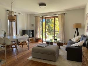 salon z kanapą, stołem i jadalnią w obiekcie DOLCEVITA - Family Aparment 300 m from ski slope w mieście Bad Kleinkirchheim