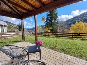 weranda z 2 krzesłami i stołem z widokiem w obiekcie DOLCEVITA - Family Aparment 300 m from ski slope w mieście Bad Kleinkirchheim