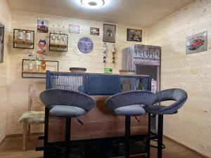 Fotografia z galérie ubytovania Chalet am Skigebiet mit Sauna, Bar, Billard, Carport und Kinderspielzimmer v destinácii Bad Sankt Leonhard im Lavanttal