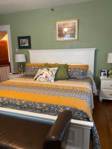 Una cama o camas en una habitación de Ms. Maggie's South Country Inn
