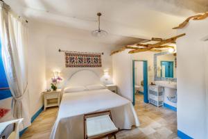 เตียงในห้องที่ Albergo Diffuso Mannois