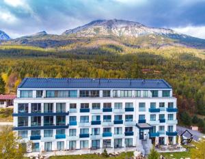 an image of a hotel with mountains in the background at TATRYSTAY Apartment Sankt Bernard in Nový Smokovec