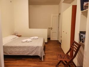 1 dormitorio pequeño con 1 cama y 1 silla en Dorsoduro Venice Apartment, en Venecia