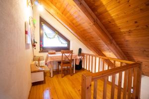 eine Holztreppe mit einem Tisch und einem Fenster in der Unterkunft Pochi passi dalle piste di Les Arnaud in Bardonecchia