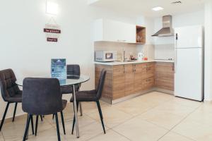 Virtuvė arba virtuvėlė apgyvendinimo įstaigoje Almog Beach Apartments מגדלי חוף הכרמל חיפה