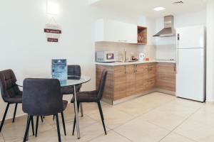 Gallery image of Almog Beach Apartments מגדלי חוף הכרמל חיפה in Haifa
