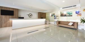 A television and/or entertainment centre at Globales Panamá - Adults Only