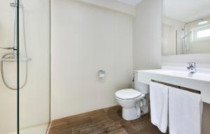 A bathroom at Globales Panamá - Adults Only
