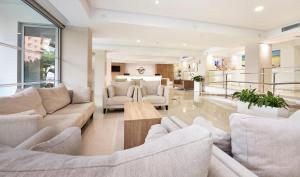 A seating area at Globales Panamá - Adults Only