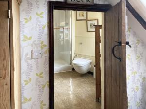A bathroom at Farnham Rooms 