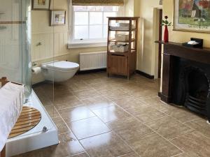 A bathroom at Farnham Rooms 