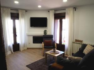 A television and/or entertainment centre at La Casa de los Abuelos Valentín