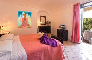 Hotel San Valentino Terme في ايسكيا: غرفة نوم بسرير كبير ونافذة
