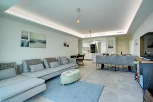 sala de estar con sofá y piano en Apartamento Sadio - Residencial Infinity en Estepona