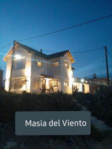 a casita del viento house with lights on w obiekcie Masia del Viento w mieście Mar del Sur