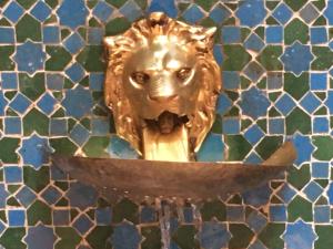 une tête de lion sur le mur d'une salle de bains dans l'établissement Riad Blue Berber, à Marrakech
