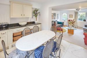 una cucina e un soggiorno con tavolo e sedie di Host & Stay - Rose Cottage a Stokesley Altre 16 foto