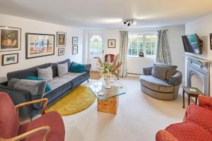sala de estar con sofá, sillas y chimenea en Host & Stay - Rose Cottage, en Stokesley