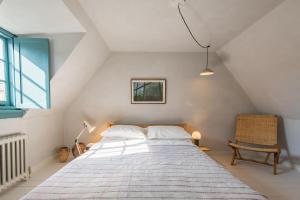 En eller flere senge i et værelse på Cordyline Cottage - charming cottage, seconds from the beach