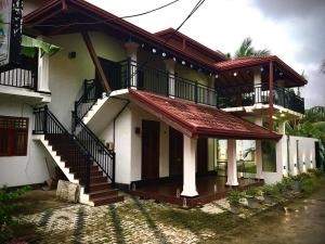 uma casa com uma escada em frente em Brisa Marina em Negombo