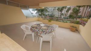 - Balcón con vistas, mesa de comedor y sillas en Turmalina 31c, en Calpe