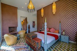 een slaapkamer met een bed en een open haard bij villa dar jad in Sehib Foukani