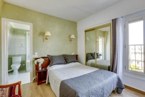 a bedroom with a bed and a bathroom with a toilet at Hôtel du Square d'Anvers in Paris