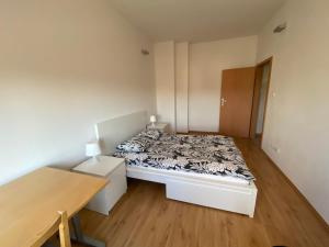 a small bedroom with a bed and a desk at Przyjazne mieszkanie w kamienicy blisko centrum in Wrocław