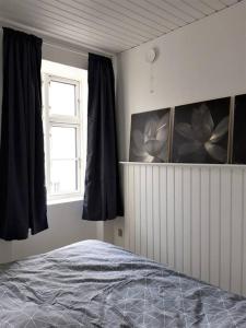 1 dormitorio con cama y ventana en Latinerkvarteret, en Viborg