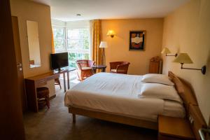 Postel nebo postele na pokoji v ubytování Hotel Iris + 37 fotografií