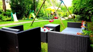 um parque infantil com uma mesa e cadeiras e um baloiço em Młoda Europa em Lódź