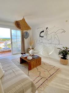 ein Wohnzimmer mit einem Pferdestenrat an der Wand in der Unterkunft Castell Sol - Arenal Den Castell in Arenal d'en Castell