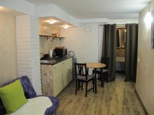 eine Küche und ein Esszimmer mit einem Tisch und Stühlen in der Unterkunft Old Town Apartment with a separate entrance in Kaunas