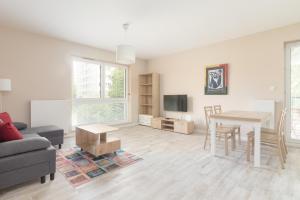 Televízia a/alebo spoločenská miestnosť v ubytovaní Metro Wilanowska Comfortable Apartment