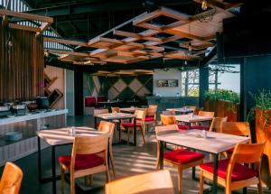 a dining room with tables and chairs at Royal Regantris Trawangan in Gili Trawangan
