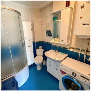 uma casa de banho com um WC, um lavatório e um chuveiro em 3-bedroom apartment Most City area em Dnipro