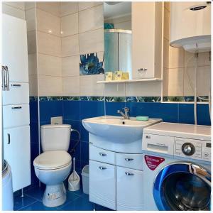 y baño con lavamanos y lavadora. en 3-bedroom apartment Most City area en Dnipro