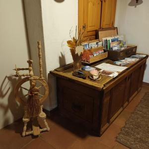 um quarto com um balcão com uma mesa com livros em Scherntreinerhof em Westendorf