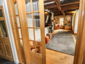 um corredor com portas de madeira e uma sala de estar em Belvedere Farm em Halifax