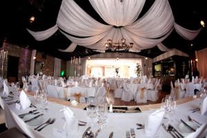 einen großen Bankettsaal mit weißen Tischen und Stühlen in der Unterkunft Springfort Hall Hotel in Mallow