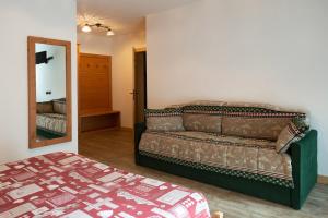 Schlafzimmer mit einem Bett und einem Spiegel in der Unterkunft Agriturismo Dalla Natura la Salute in Giustino