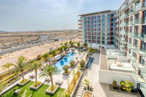 Výhled na bazén z ubytování Restful Studio at Celestia A Dubai South by Deluxe Holiday Homes nebo okolí